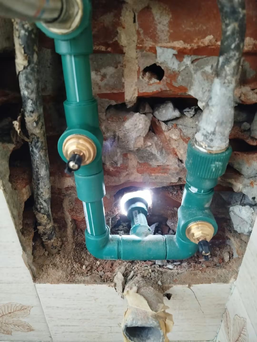 Instalación de cañerías de agua en baño con caños verdes