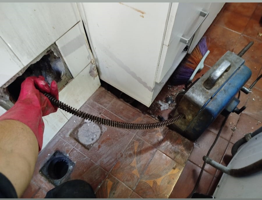 Destapación de cloaca con máquina eléctrica
