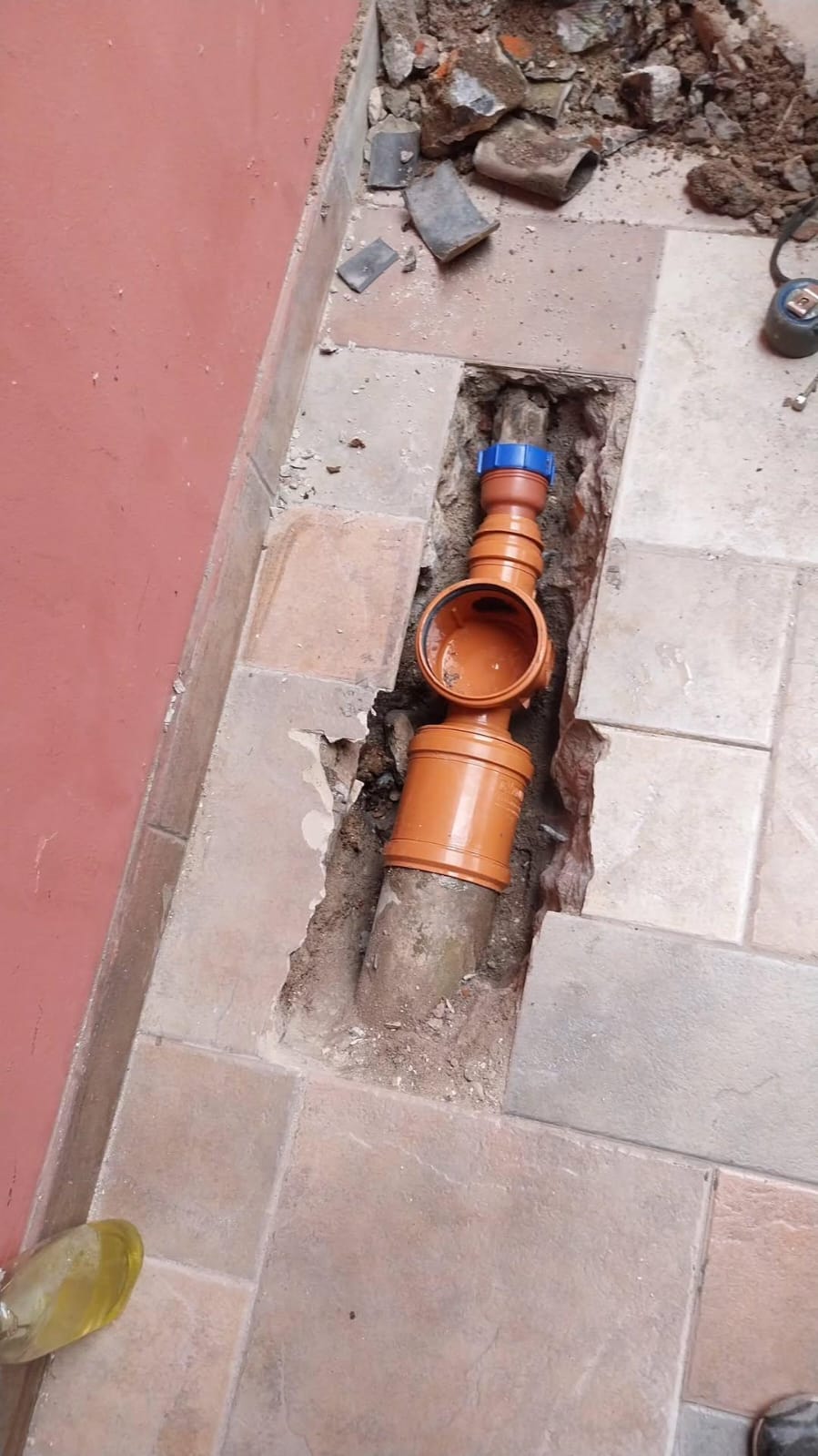 Reparación de cañería cloacal en patio con repuesto nuevo