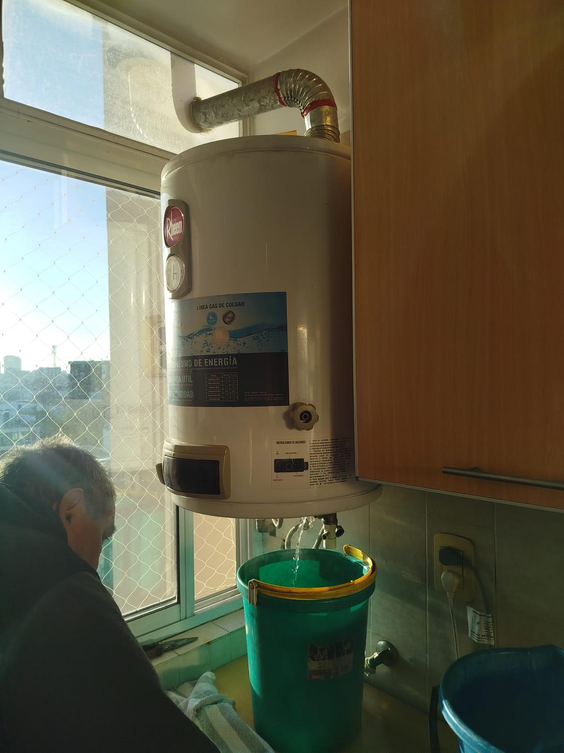 Calefón en reparación y puesta a punto