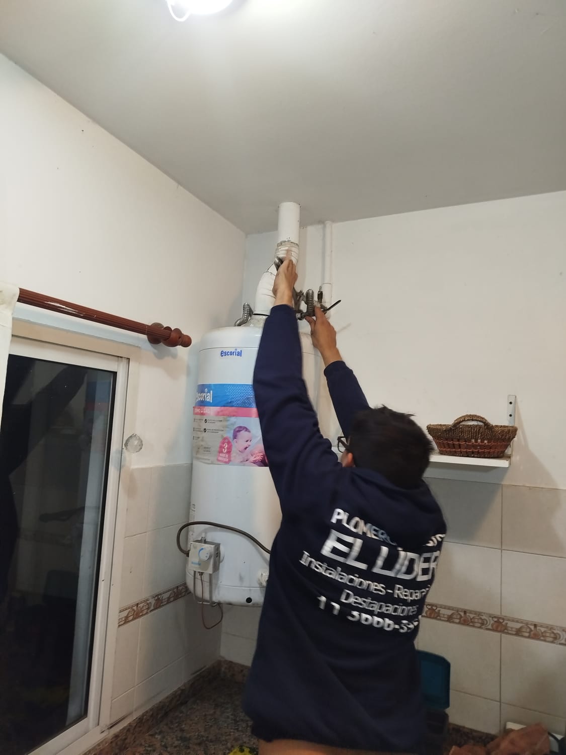 Instalación de termotanque Rheem de alta gama